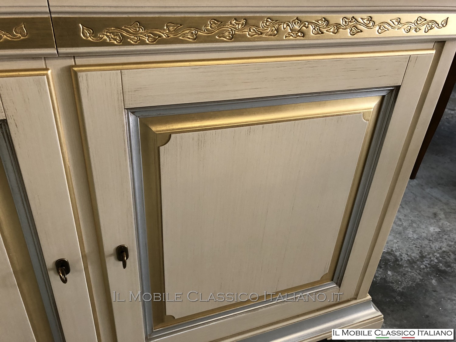credenza classica elegante con intaglio edera dorato